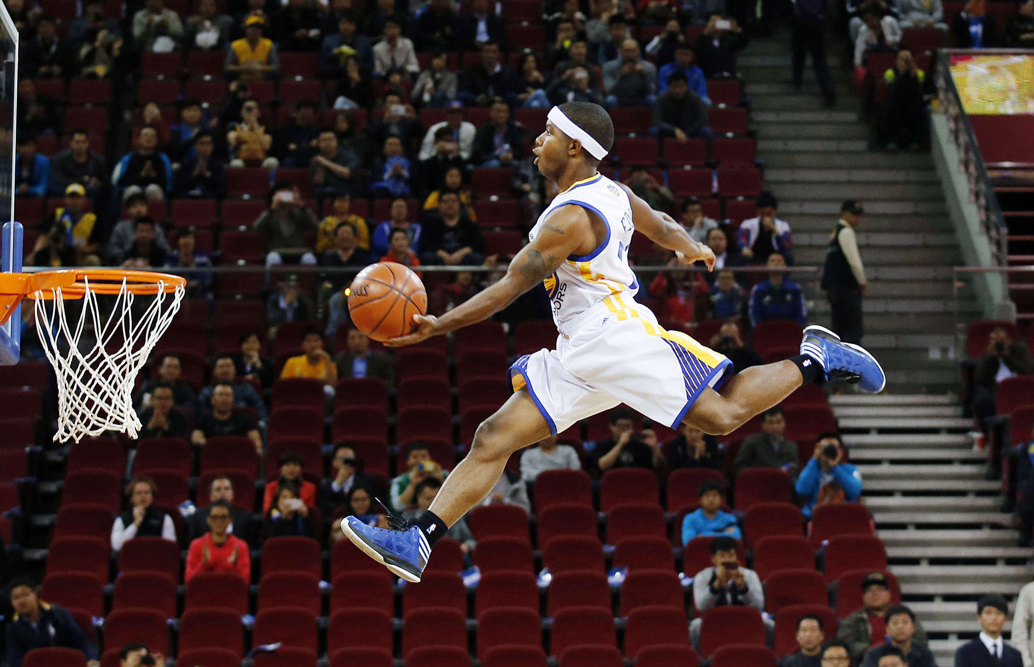 库里：我新秀时被科比不断肘击！跟裁判抱怨他犯规！但没用！